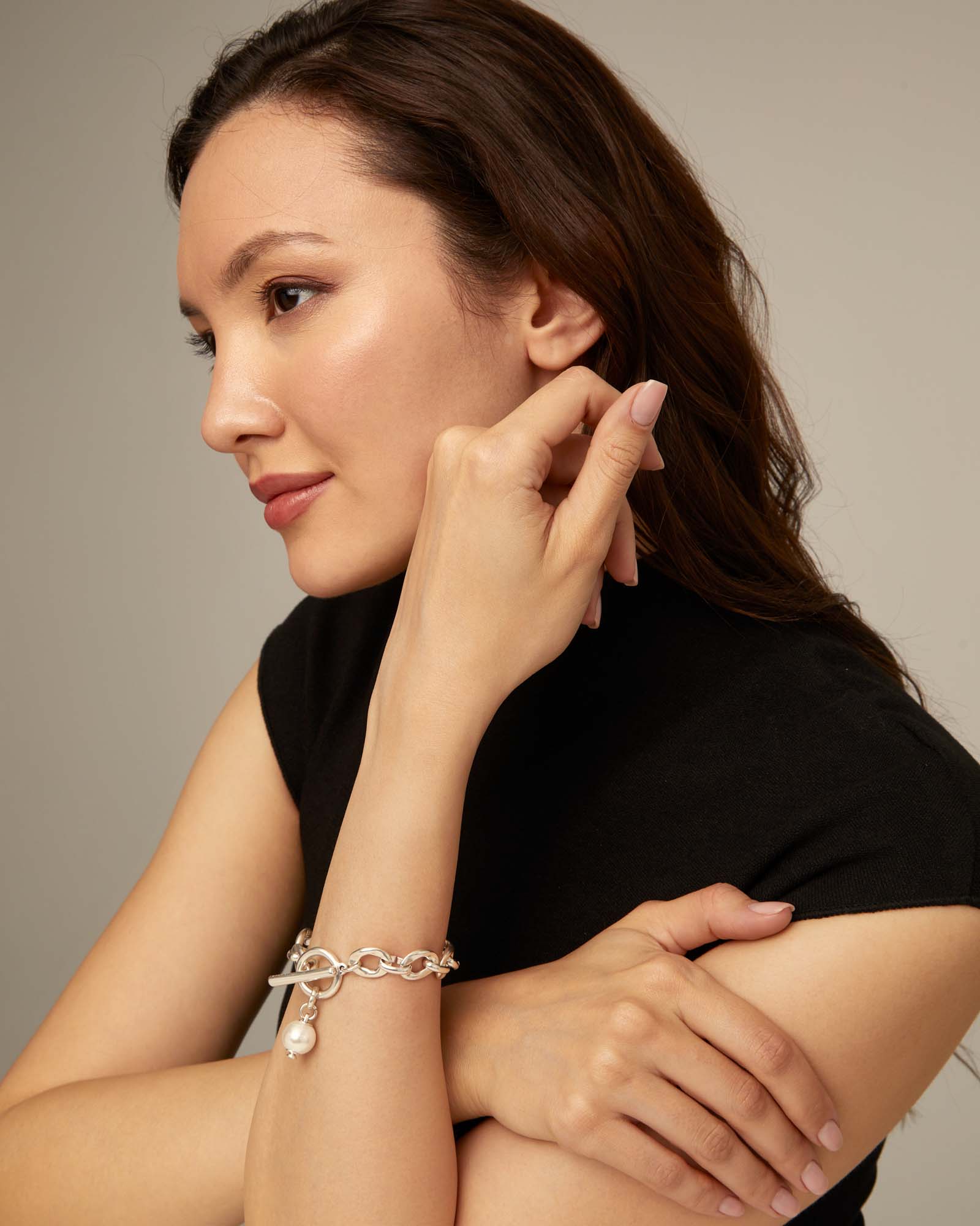 Large link chain bracelet with a pearl
