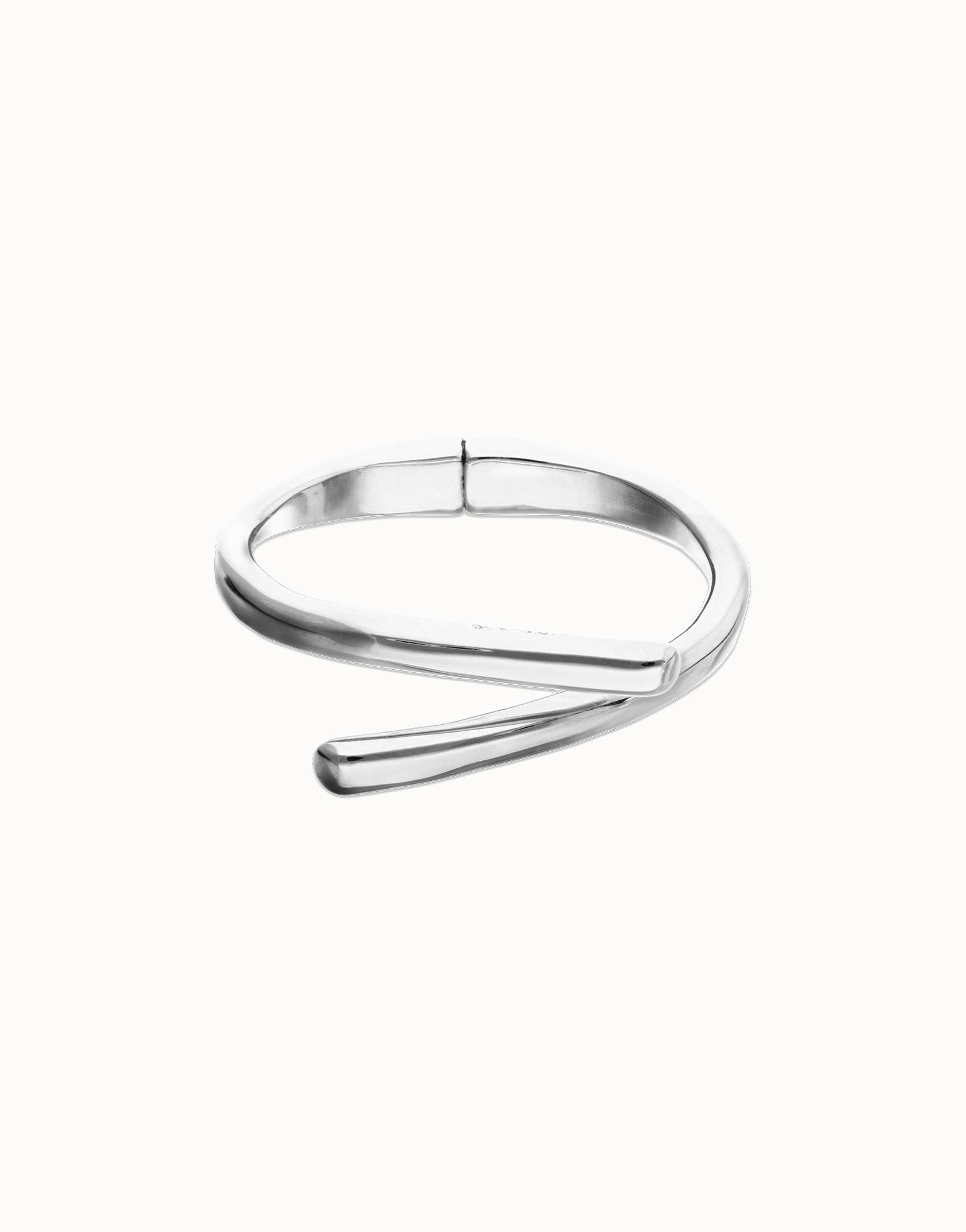 Bangle bracelet with intertwined organic shapes